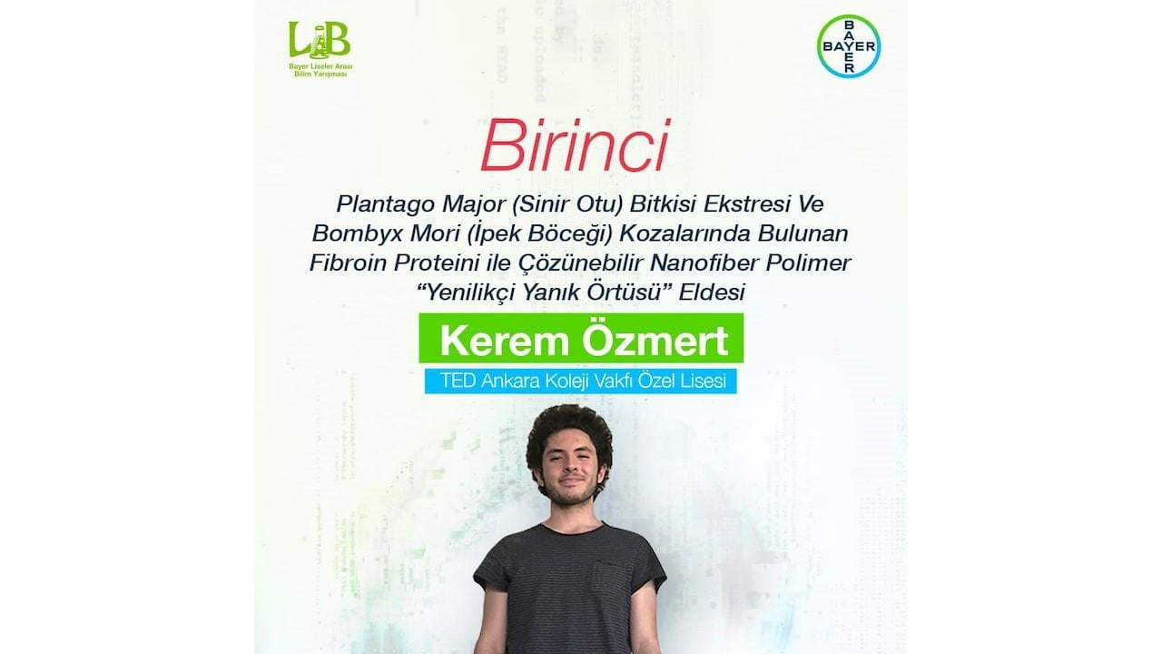 Bitki özütü ve nanofiber polimer içeren bilimsel bir başarı hakkında metinle bir duvarın önünde duran genç. Ted Ankara Koleji Vakfi Özel Lisesi ve Bayer için pankartlar görünüyor.