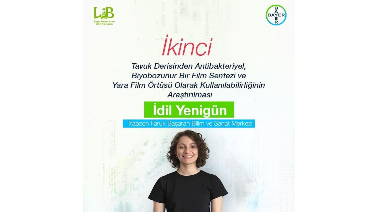 Bir kişi, antibakteriyel film sentezi projesi ve bir bilim merkezi hakkında metin bulunan bir fonun önünde duruyor.