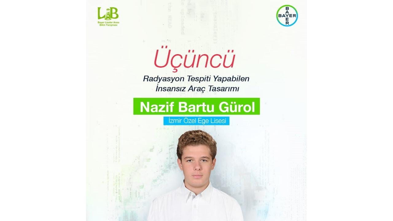 Genç bir adam beyaz bir arka planın önünde duruyor. Yukarıdaki metin şöyle: "Üçüncü, Radyasyon Tespiti Yapabilen İnsansız Araç Tasarımı, Nazif Bartu Gürol, İzmir Özel Ege Lisesi.