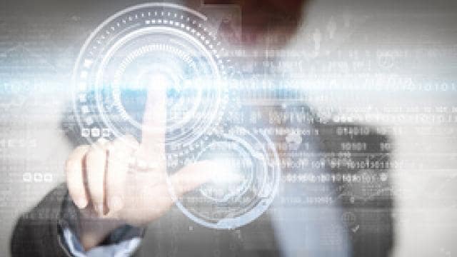 Takım elbise giymiş bir kişi, dairesel grafiklere ve fütüristik bir tasarıma sahip dijital bir arayüzle etkileşime giriyor.