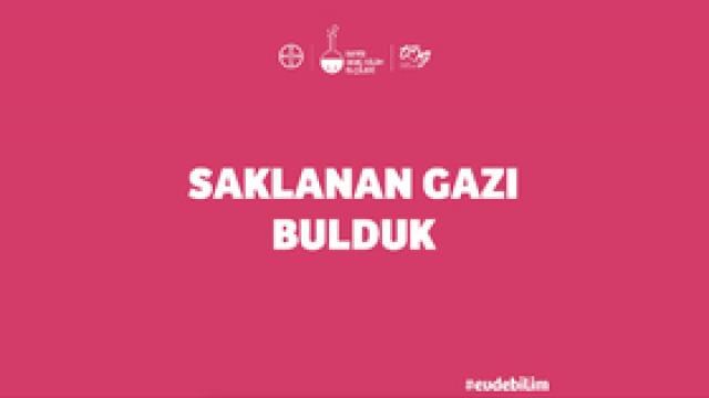 Pembe arka plan üzerinde beyaz renkli "SAKLANAN GAZİ BULDUK" yani "Gizli gazı bulduk" yazısı. Logolar üstte.