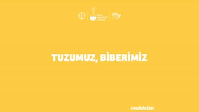 Sarı bir arka plan üzerinde Türkçe "Tuzumuz, biberimiz" yazısı, üstte logolar ve altta "zeudeğim" kelimesi yer alıyor.
