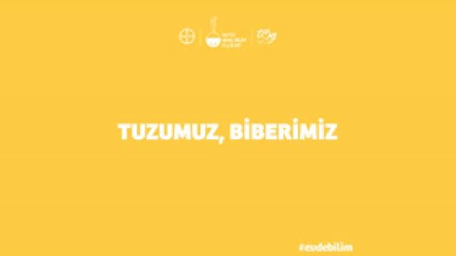 Sarı bir arka plan üzerinde Türkçe "Tuzumuz, biberimiz" yazısı, üstte logolar ve altta "zeudeğim" kelimesi yer alıyor.
